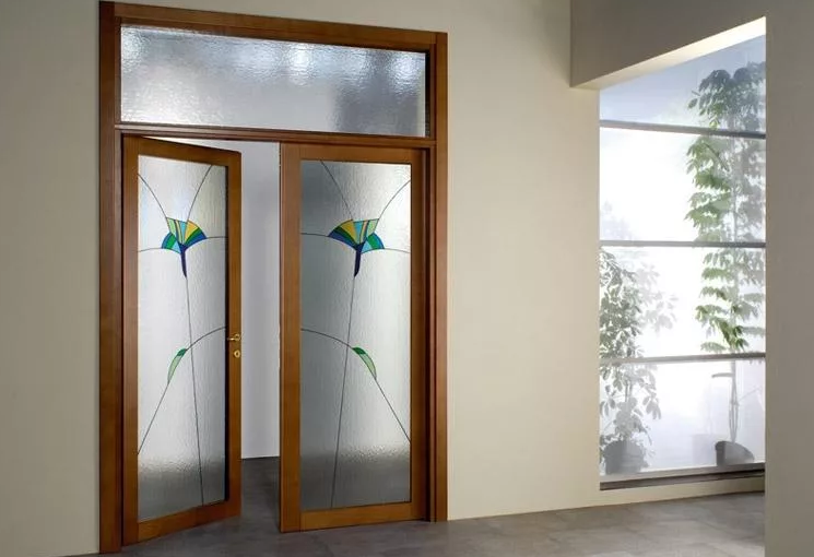 Прозрачные грани: Преимущества и разнообразие межкомнатных дверей с элементами стекла