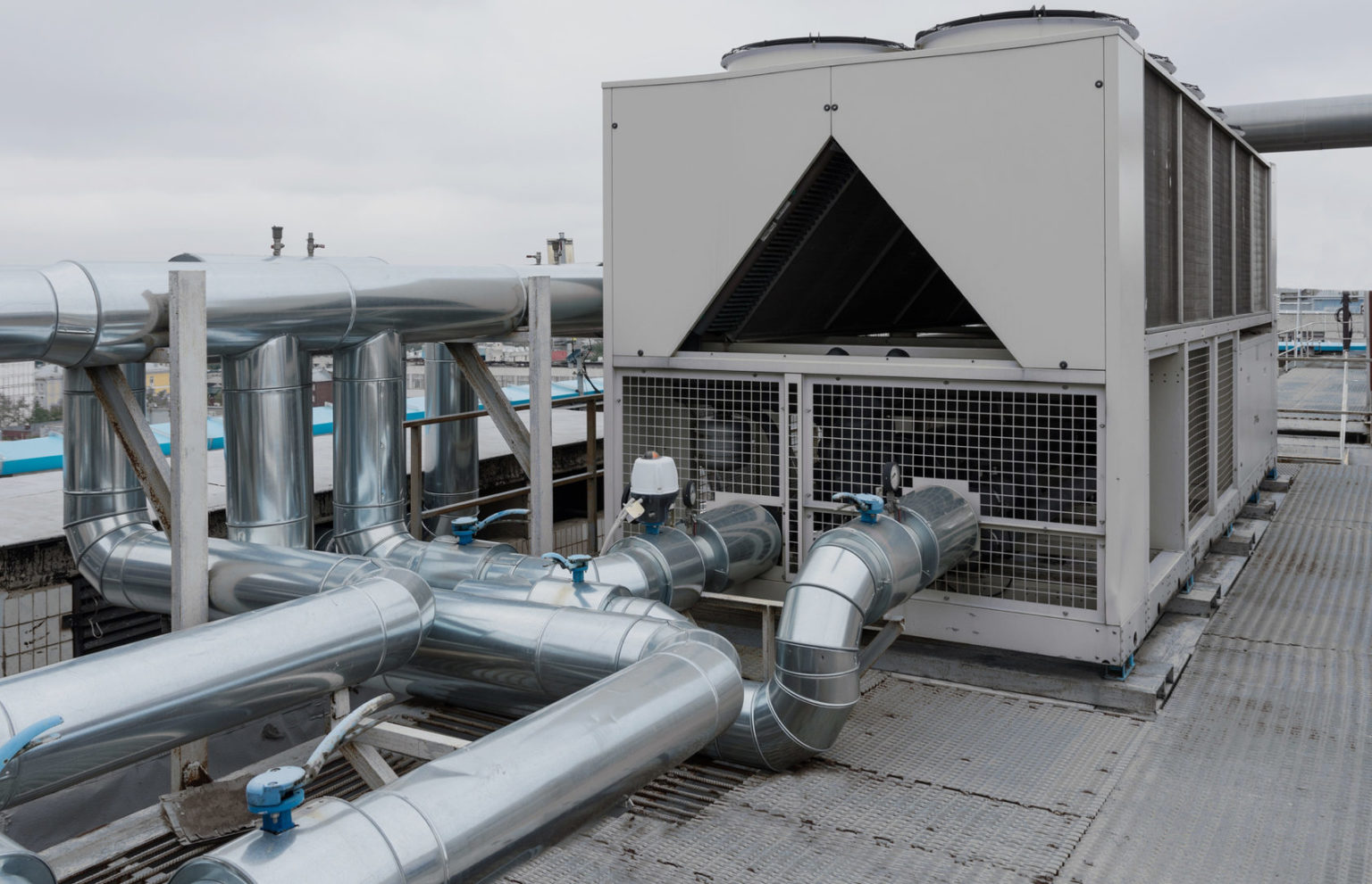 Чиллеры: Основа комфорта и производительности в современной технологии