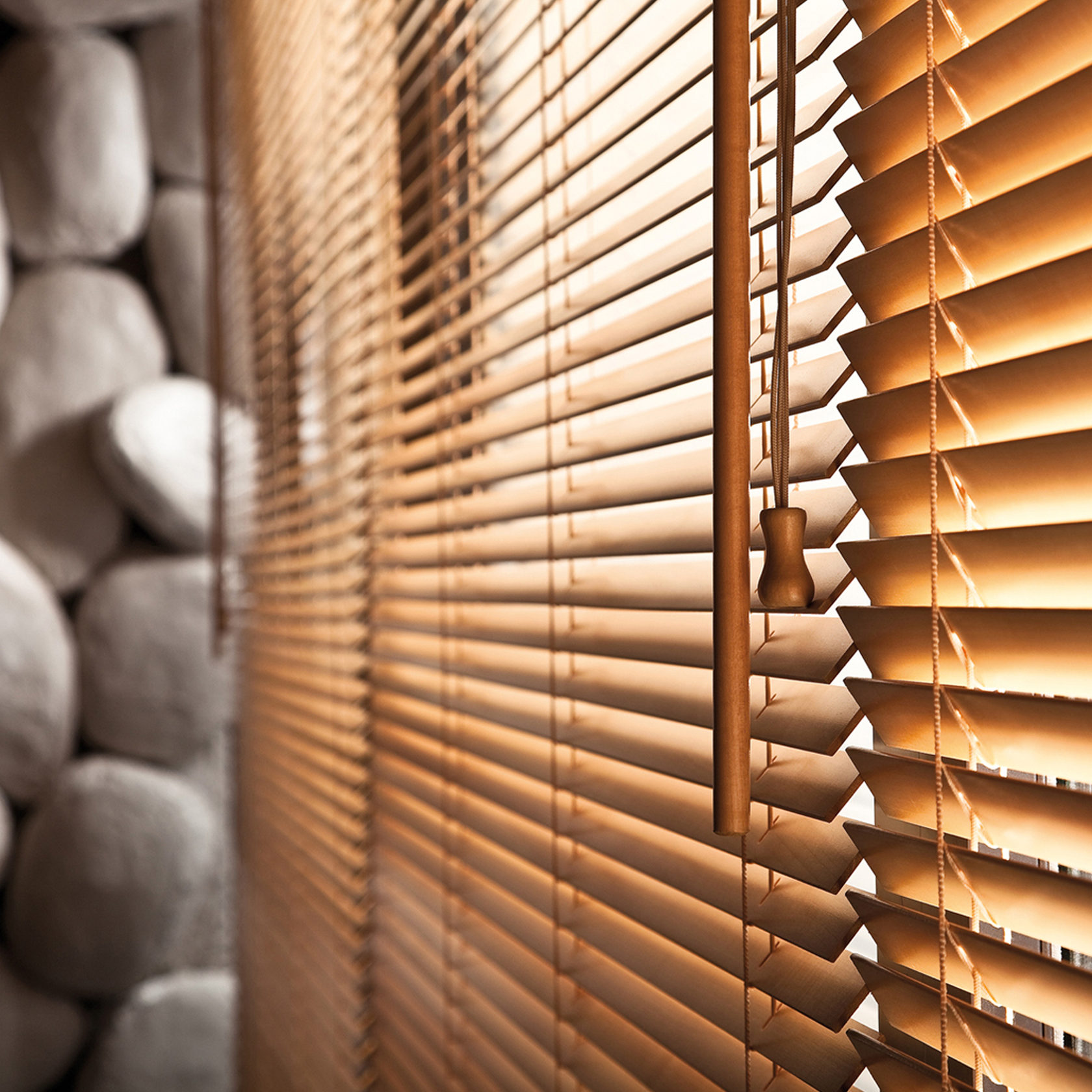 Деревянные жалюзи: Природная красота и функциональность в вашем доме